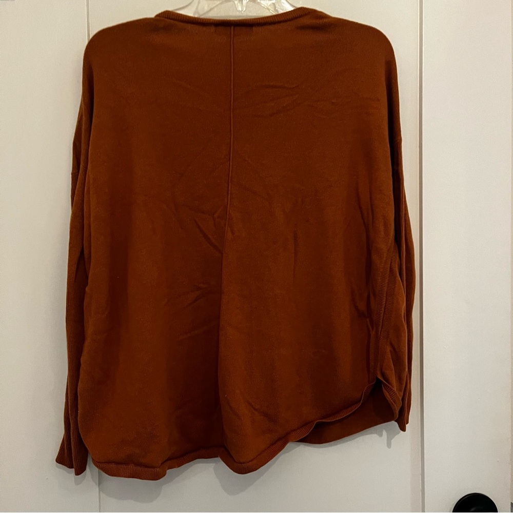 Chelsea 28 V-Neck Sweater in Rust Clay - Size Medium - Picture 7 of 7